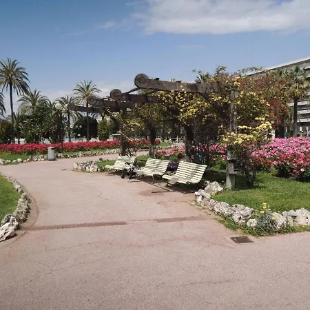 Fabulous Family 2br - Prime Location, Walk To & Shopping - Totolulu Yellow Corner Apartment *