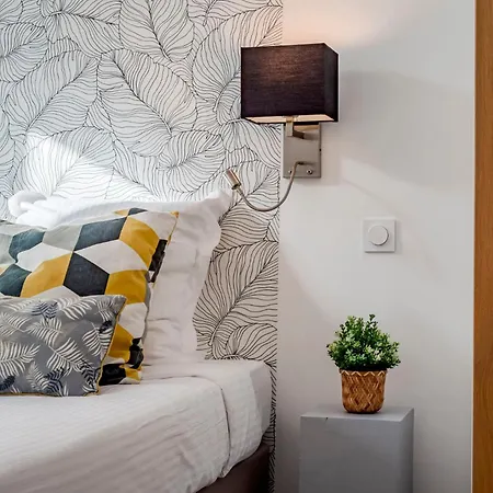 Fabulous Family 2br - Prime Location, Walk To & Shopping - Totolulu Yellow Corner Apartment *