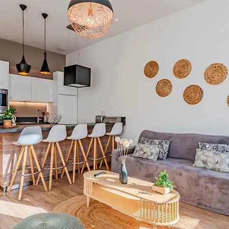 Apartment Fabulous Family 2br - Prime Location, Walk To & Shopping - Totolulu Yellow Corner *