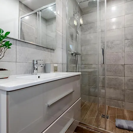 Fabulous Family 2br - Prime Location, Walk To & Shopping - Totolulu Yellow Corner Apartment *